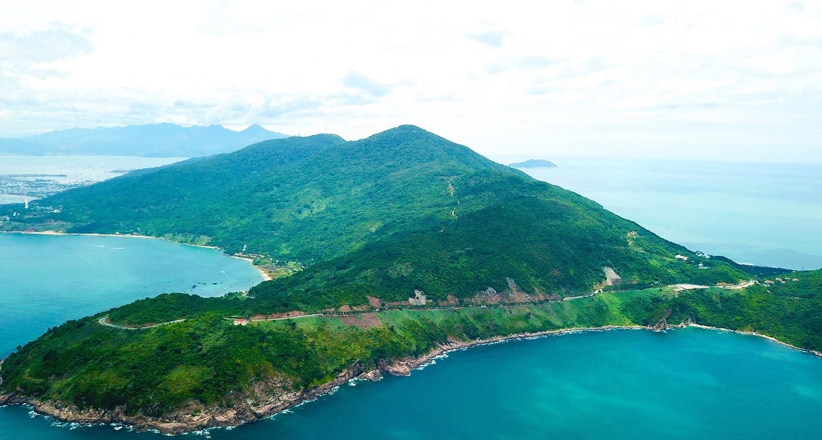 Xung quanh bán đảo Sơn Trà có nhiều bãi tắm hoang sơ, chưa được khai thác du lịch mạnh